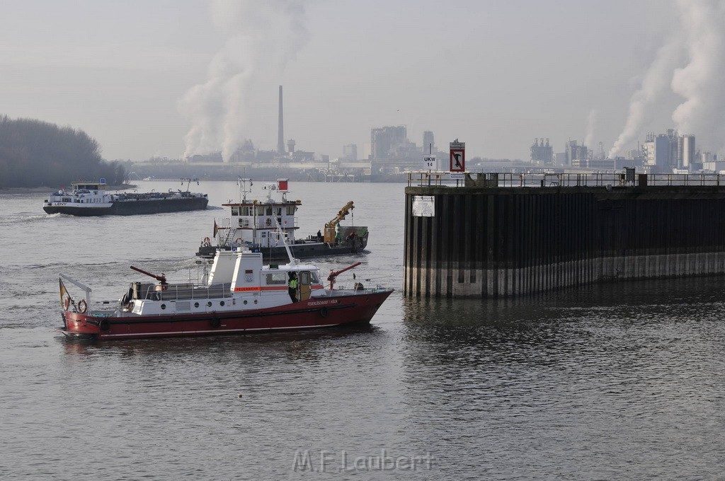 Einsatz BF Koeln Chemie im Hafen Godorf FF P04.jpg